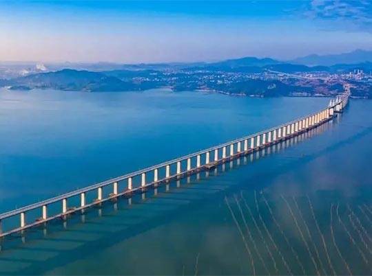 中國首條跨海高鐵開始鋪軌！高質(zhì)量砂石骨料助力高鐵建設(shè)